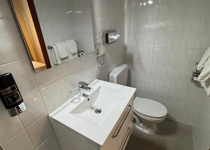 Otel Zum Weinberg 2*