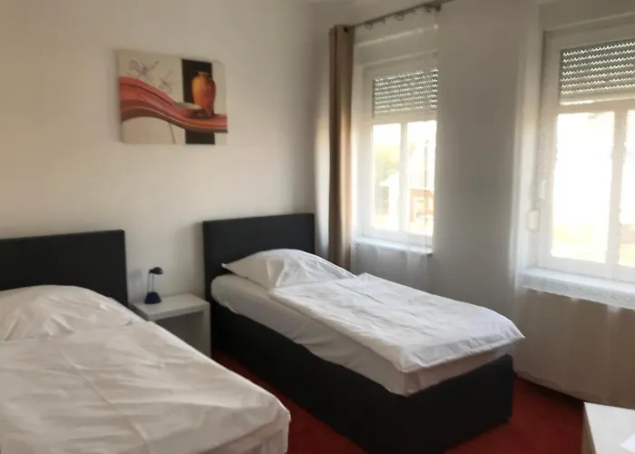 Otel Zum Weinberg 2*